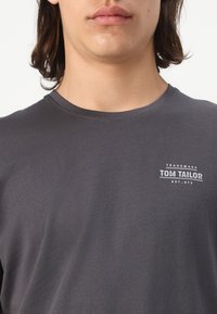 TOM TAILOR Majica kratkih rukava s printom - tarmac grey