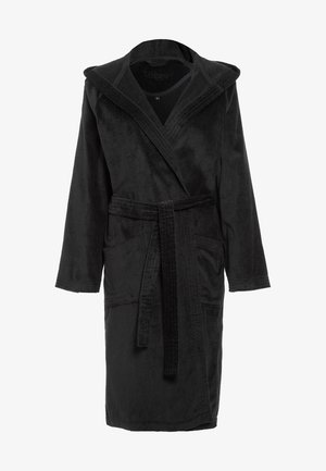 Fekete fürdőköpeny, puha, plüss anyagból készült. Kapucnival, hosszú ujjal, két elülső zsebbel és megkötős övvel rendelkezik.