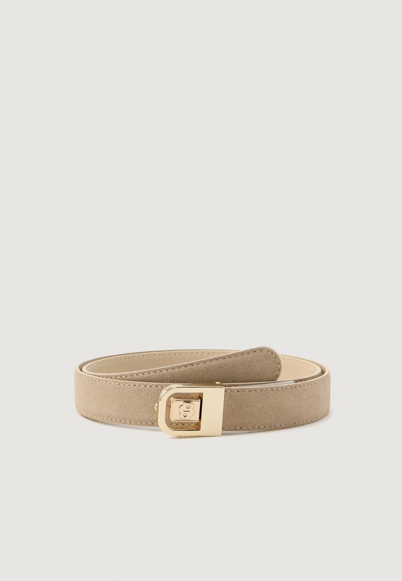Cinturón de ante beige enrollado con una hebilla rectangular dorada que presenta un sutil diseño en relieve, sobre un fondo claro y liso.