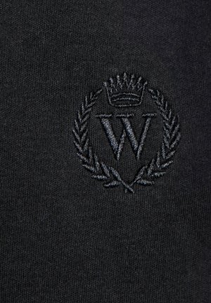 Czarna tkanina z teksturowanym wykończeniem, z ciemnym haftowanym logo 'W' otoczonym wzorem laurowym i koroną.