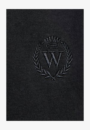 Schwarzer Stoff mit texturiertem Finish, das ein dunkles gesticktes Logo eines 'W' zeigt, umgeben von einem Lorbeer- und Krondesign.