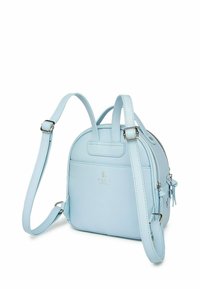 Světlomodrý mini batoh s nastavitelnými popruhy, stříbrnými přezkami, přední kapsou a dvojitým zapínáním na zip.