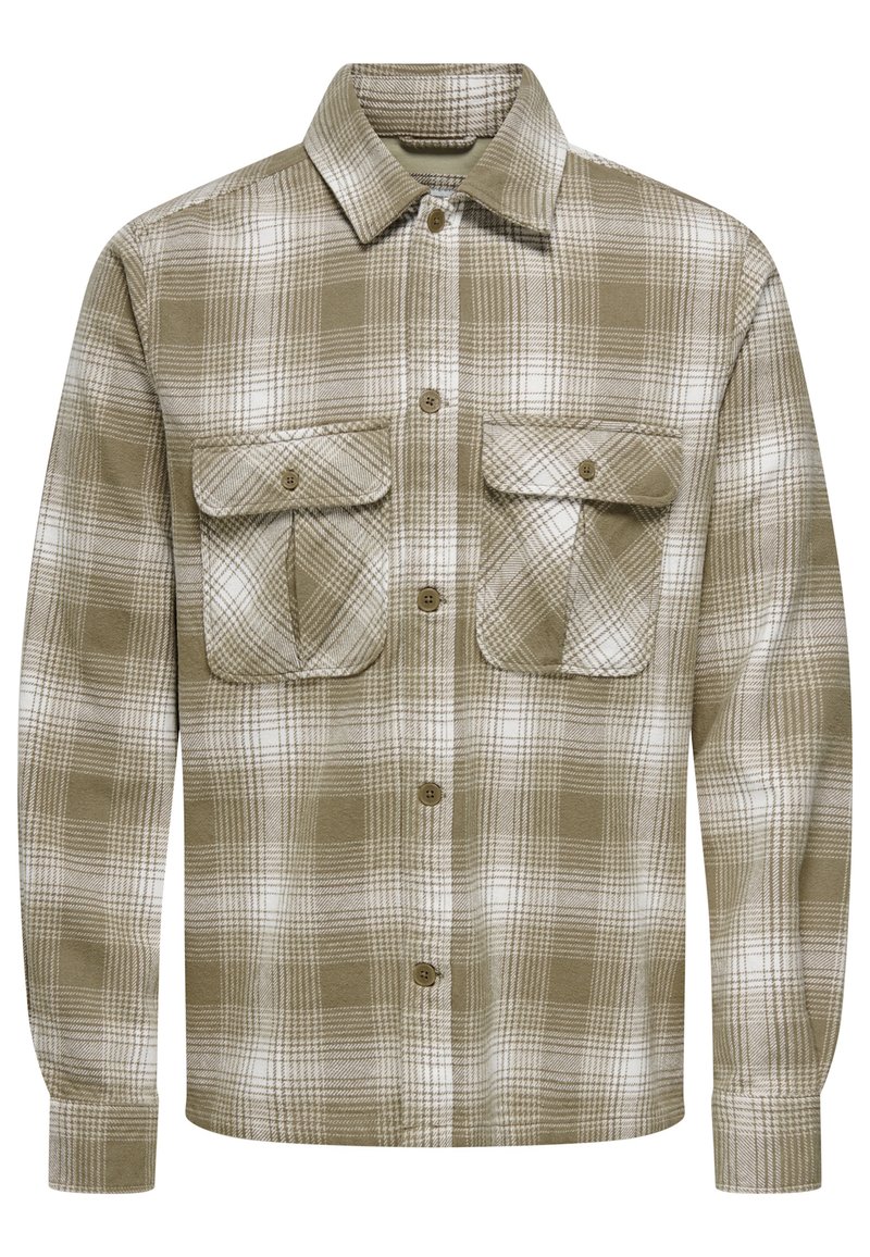 Camisa de franela a cuadros en tonos marrones y blancos, con un cierre frontal de botones, dos bolsillos en el pecho y mangas largas con puños abotonados.