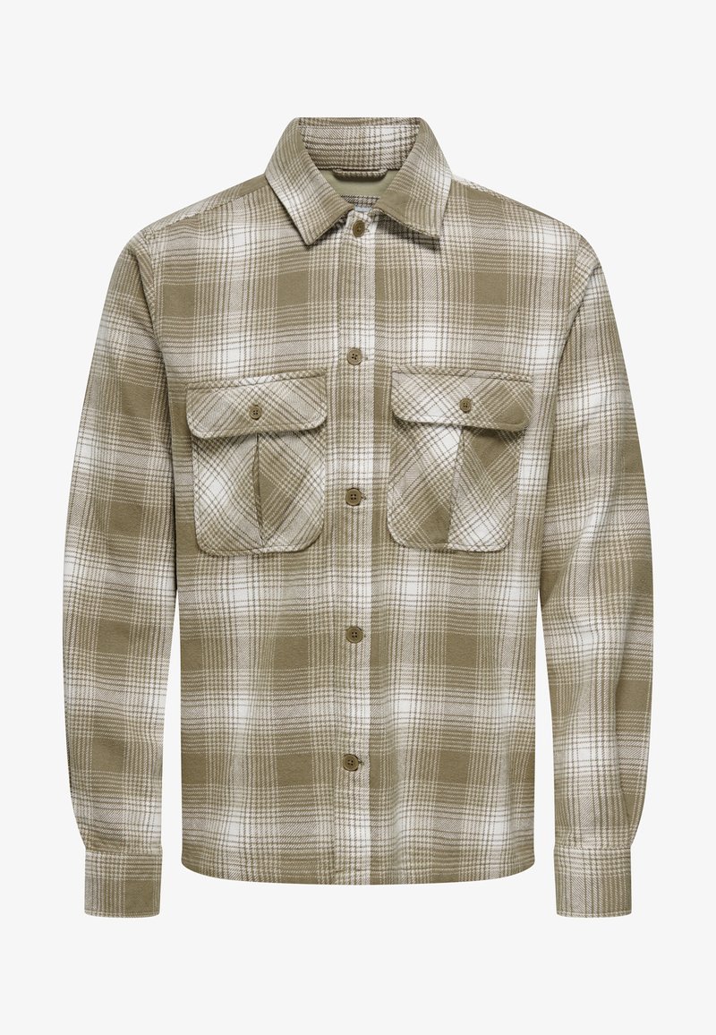 Camisa de franela a cuadros en tonos marrones y blancos, con un cierre frontal de botones, dos bolsillos en el pecho y mangas largas con puños abotonados.