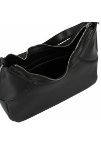 Borsa a tracolla in pelle nera con un design curvo, doppie chiusure con zip e un interno dotato di molteplici tasche a scomparti.
