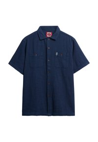 Camisa de manga corta abotonada en tejido azul marino oscuro, con dos bolsillos en el pecho, botones marrones y un parche del logo en el bolsillo izquierdo.