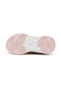 Suela de zapato de goma texturizada en rosa y blanco, con patrones de ondulación y surcos para un mejor agarre. Logo visible en el lateral para identificación de marca.