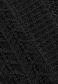 Schwarzer Strickstoff mit Rippen- und Zopfmuster; dicke Textur mit weicher Optik.