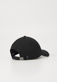 Cappellino da baseball in cotone nero con corona strutturata, visiera curva e strap posteriore regolabile con fibbia metallica.