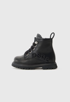 Bottine en cuir noir avec bout rond, dotée d'un laçage à l'avant, d'une semelle texturée, d'une broderie de logo sur le côté et d'une languette à l'arrière.