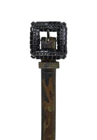 Cinturón de cuero con estampado de camuflaje y hebilla cuadrada negra adornada con brillantes. El cinturón presenta una textura suave y un acabado brillante.