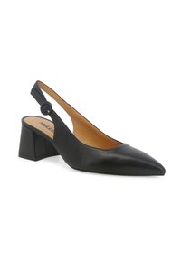 Pump slingback in pelle nera con punta affusolata e tacco a blocco. Presenta un accento a forma di bottone arrotondato sulla cinghia regolabile.