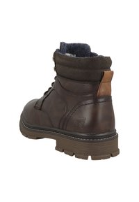 Bota de cuero marrón con un upper texturizado, diseño con cordones, cuello acolchado en el tobillo y suela de goma resistente. Presenta acentos marrones en el talón.