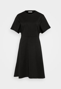Czarna sukienka do kolan z krótkim rękawem i okrągłym dekoltem, lekko rozszerzająca się od talii, na jednolitym jasnym tle.