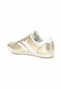 Zapatillas metálicas doradas con acentos blancos, con un acabado texturizado, diseño de cordones y una suela de goma con pequeños patrones de tracción.