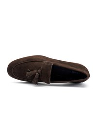 Mocassino in suede marrone con punta arrotondata, nappine decorative sulla tomaia e dettagli cuciti lungo il bordo. Texture morbida e design minimalista.