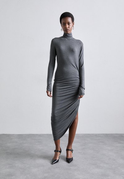 Norma Kamali LONG SLEEVE TURTLENECK SIDE DRAPE DRESS - Rochie din jerseu - dark grey