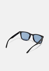 Ochelari de soare negri cu lentile albastre, formă unghiulară, cadru din plastic solid și brațe subțiri, drepte. Prezintă accente de metal.