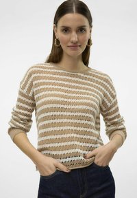 Pull léger tricoté avec des rayures horizontales beige et crème ; col rond, coupe décontractée et poignets côtelés.