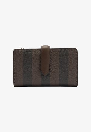 Brązowy skórzany portfel z pionowymi ciemnymi paskami, zaokrągloną klapką i miękką teksturą. Posiada zamykaną na zamek kieszeń i ozdobne przeszycia.