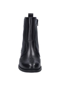 Bottine noire en cuir avec un design élégant, des détails cousus, une finition lisse, des panneaux élastiques sur les côtés et une fermeture éclair à l'arrière pour un accès facile.