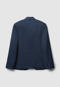 Blazer blu navy con motivo testurizzato. Presenta un rever a lancia, maniche lunghe e bottoni decorativi sui polsini. Vestibilità sartoriale.