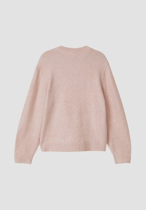 Hellrosa langärmliger Strickpullover mit gerippten Bündchen an Ärmeln, Saum und Ausschnitt, von hinten vor grauem Hintergrund dargestellt.