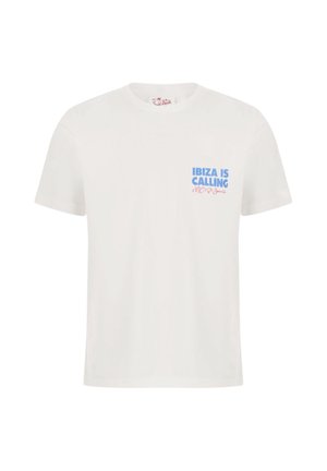 T-shirt bianca a maniche corte con testo blu "IBIZA IS CALLING" e scritta rossa più piccola "MC Life Sands" sul petto sinistro.