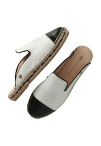 Espadryle typu slip-on z białej skóry, czarnym skórzanym noskiem i plecioną juczkaną podeszwą. Istotny detal logo na cholewce.
