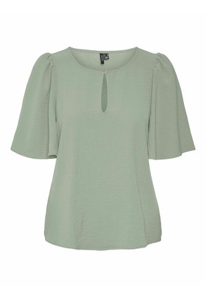 Lysegrøn kortærmet bluse med puffede ærmer, rund halsudskæring og en nøglehulsåbning foran med en stofbetrukket knap.