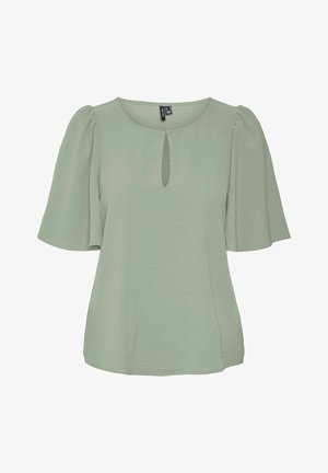 Lysegrøn kortærmet bluse med puffede ærmer, rund halsudskæring og en nøglehulsåbning foran med en stofbetrukket knap.