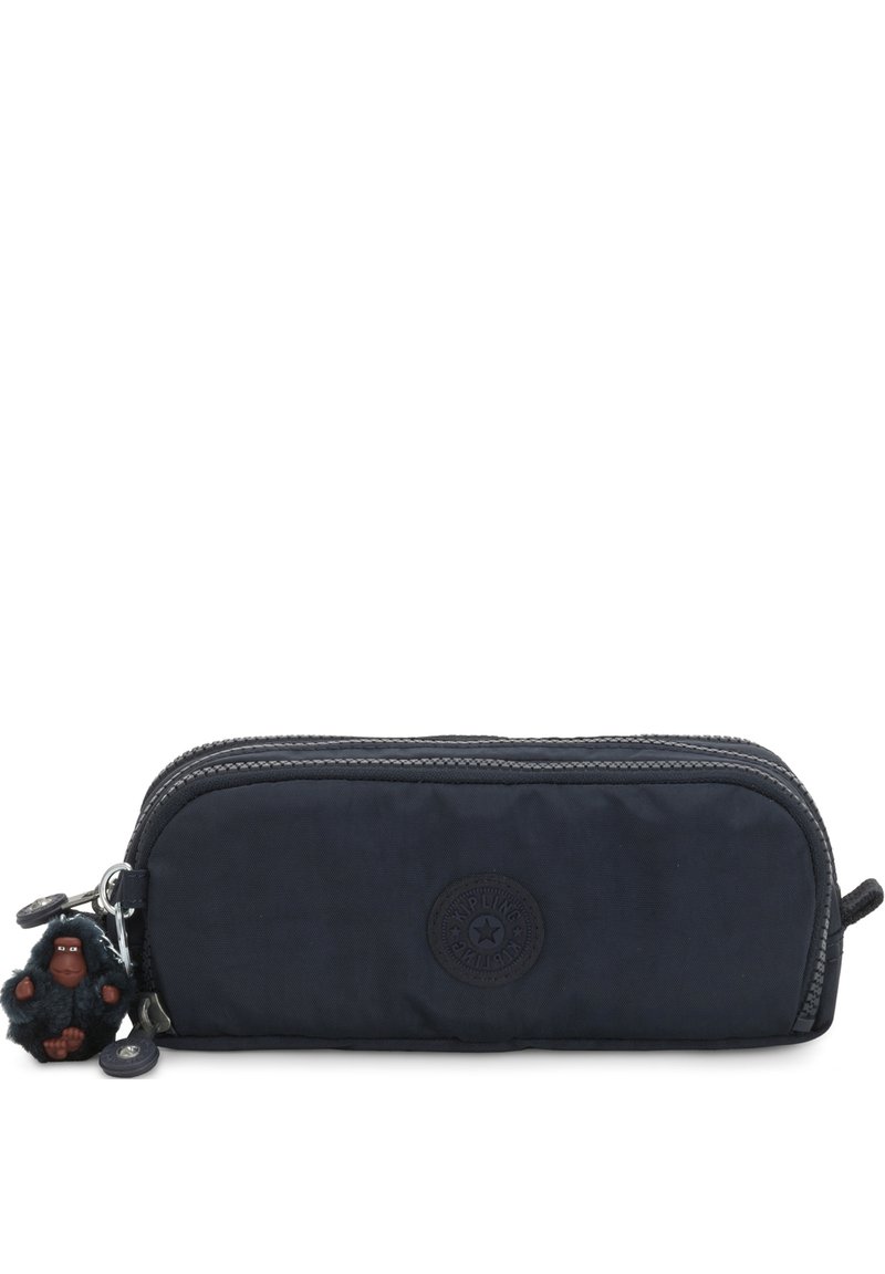 Trousse à crayons en nylon bleu marine avec fermeture éclair, dotée d'un logo rond et d'un petit porte-clés en forme de singe attaché. Texture lisse.
