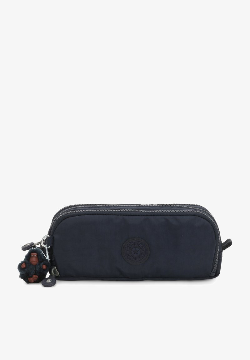 Trousse à crayons en nylon bleu marine avec fermeture éclair, dotée d'un logo rond et d'un petit porte-clés en forme de singe attaché. Texture lisse.