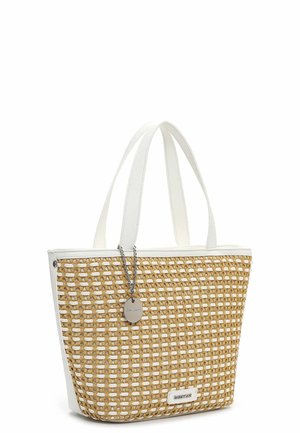 Beige og hværdet flettet taske med hvide håndtag og en sølv rund vedhæng på kæde, stående oprejst på en hvid baggrund.