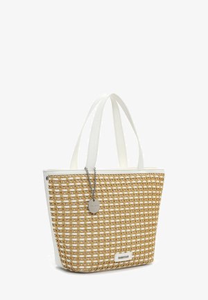 Beige en wit geweven boodschappentas met witte handvatten en een zilveren ronde hanger aan een ketting, rechtopstaand op een witte achtergrond.