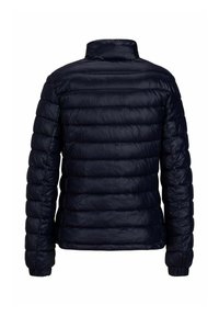 Navyblaue Steppjacke mit horizontalen Nähten, hohem Kragen und elastischen Bündchen. Der Stoff wirkt glänzend und leicht.