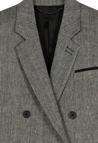 Grau strukturierte double-breasted Blazer mit Reverskragen, schwarzem Knopf und subtilem Streifenmuster. Schwarze Innenauskleidung sichtbar.