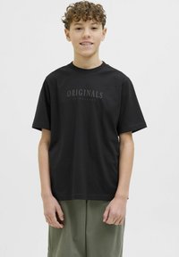 Černé bavlněné tričko s krátkými rukávy a kulatým výstřihem, se středovým logem "ORIGINALS JACK & JONES" v tmavě šedé barvě.