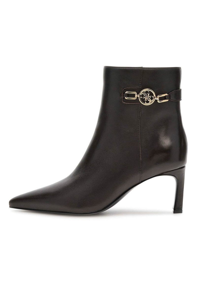 Stivale alla caviglia in pelle marrone con punta affilata, tacco sottile e una cintura laterale con dettaglio di fibbia decorativa in tono oro.
