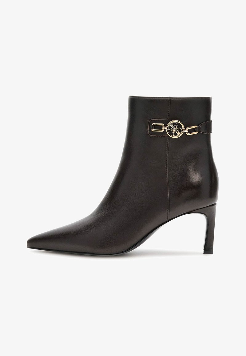 Stivale alla caviglia in pelle marrone con punta affilata, tacco sottile e una cintura laterale con dettaglio di fibbia decorativa in tono oro.