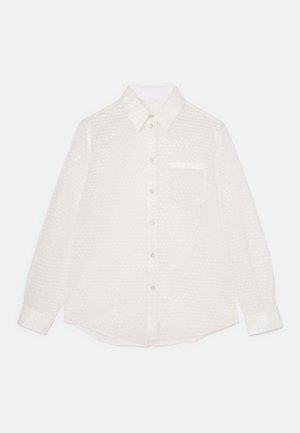 Chemise blanche à manches longues avec un motif texturé, fermeture à boutons sur le devant, col, poche poitrine unique et finition brillante.