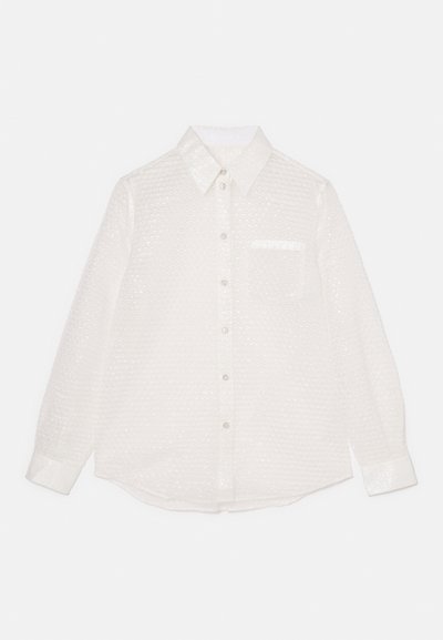 Camicia bianca a maniche lunghe con un motivo testurizzato, chiusura a bottoni sul davanti, colletto, taschino singolo sul petto e finitura lucida.