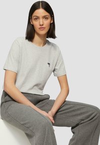s.Oliver MIT MINIMALISTISCHER STICKEREI - Lihtne T-särk - grau meliert