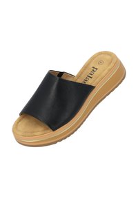 Sandalo scorrevole in pelle nera con una larga fascia, soletta beige e suola in tonalità marrone chiaro. Presenta una texture liscia e dettagli di cucitura sottili.