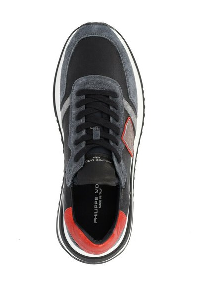 Sneaker da uomo con tomaia in pelle nera e nabuk grigio, dettagli rossi a contrasto, suola intermedia bianca e lacci neri. Suola piatta in gomma testurizzata.