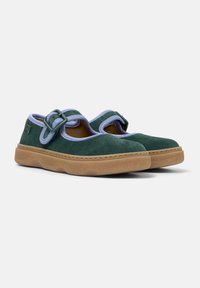 Grüne Wildlederschuhe mit einem blauen Riemen und einer beige Sohle, ausgestattet mit einem runden Zehendesign und gestickten Details.
