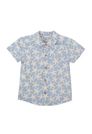 Camisa de manga corta con botones para niños, con un patrón de estrellas de mar beige sobre tela azul claro y un pequeño bolsillo en el pecho.
