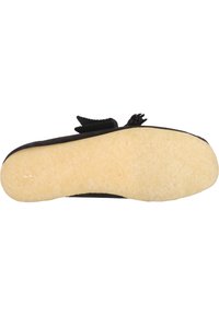 Svart toffel med ett texturerat tygöverdrag och en mjuk, ljus sula. Har ett justerbart rem på framsidan för en säker passform.