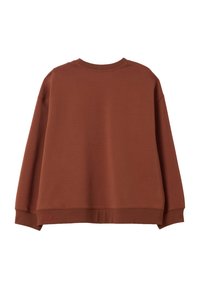 Felpa oversized marrone ruggine con scollo rotondo, maniche lunghe e polsini a costine. Presenta un piccolo logo rosso sull'orlo.
