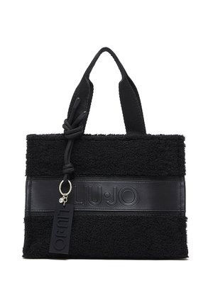 Borsa tote nera strutturata con due manici, una fascia orizzontale liscia con rilievo "LIU JO," e un'etichetta appesa con un cordoncino annodato.